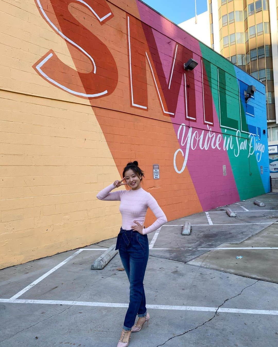 ミン・ユラのインスタグラム：「Smile :) #sandiego #smile #biggiesboutique #ootd」