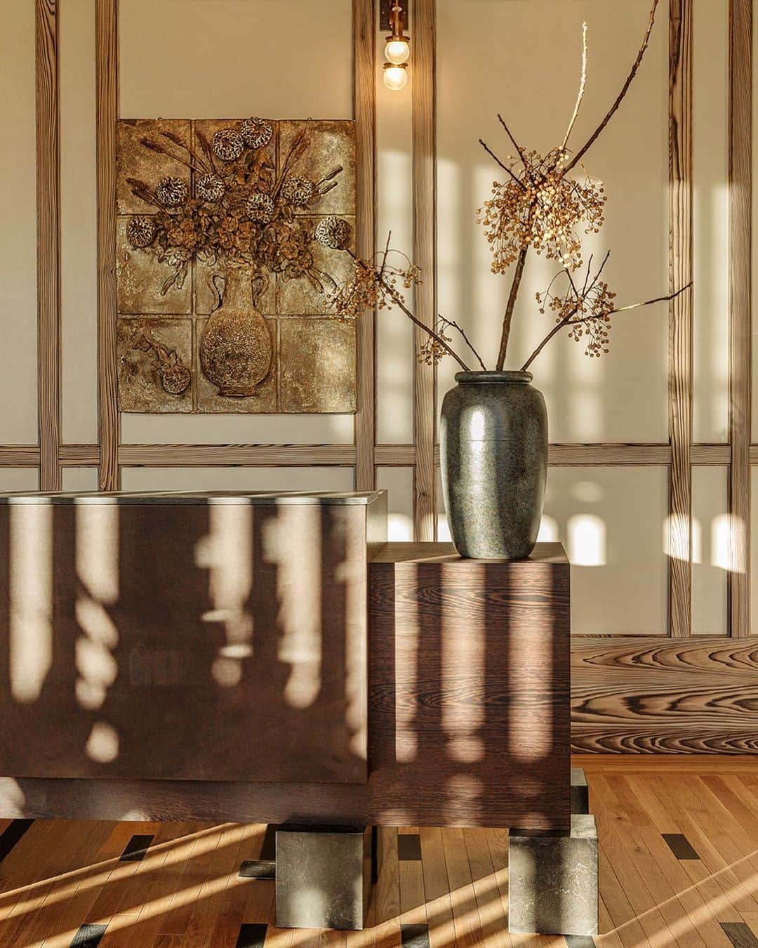 ケリーウェアスラーのインスタグラム：「IDIOSYNCRASY. The idiosyncratic look mines a tradition of artistry and craftsmanship distinct to Austin, informed by a melange of styles with a modernist take. The reception space of @austinproperhotel, graphic yet neutral and quiet, features oak flooring with ebonized wood inlay to bring a the geometric motif to the floor. XK」