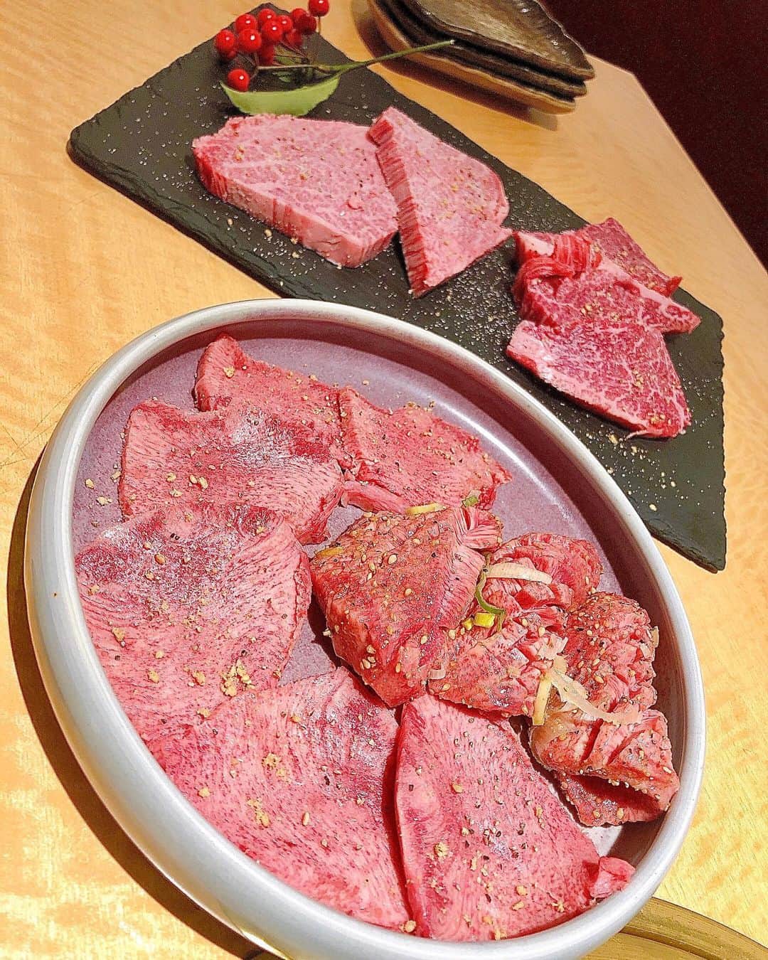 若林美里さんのインスタグラム写真 - (若林美里Instagram)「* お店に着いて気付いたけど、、、😳 昨日はたまたま29(ニク)の日に 清州園さんで焼肉を食べました😆❤️  清州園さんはお肉へのこだわりが強く、 そのお肉は美味しすぎて口の中でとろけました🤤  1年間に6頭しか流通しない 天然記念物『見島牛』のお肉を 私たちのために出してくれました。  清州園さんは お肉が美味しいだけではなく、 従業員の方々がとても明るくて気さくで また来たい!!と思わせてくれるお店です😊  ありがとうございました!!  #清州園 #焼肉 #碧南 #taiwan #台湾 #高雄 #高雄陽信 #陽信銀行 #プロサッカー選手 #海外サッカー選手 #台湾サッカー #女子サッカー #サッカー女子 #女子アスリート #女性アスリート #海外女子 #若林美里 #謝謝」12月30日 10時38分 - mi.nori.11