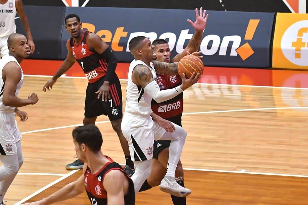 コリンチャンスさんのインスタグラム写真 - (コリンチャンスInstagram)「Na noite desta terça-feira, o @sccorinthians.basquete venceu o Flamengo #NaBaseDaRaça por 83 a 69 e retornou ao @nbb com vitória! O próximo jogo do Timão será contra o Pato no dia 4 de janeiro, no Ginásio Wlamir Marques! 💪🏽🏀  📸 João Pires/LNB  #CorinthiansBasquete #VaiCorinthians」12月30日 10時48分 - corinthians