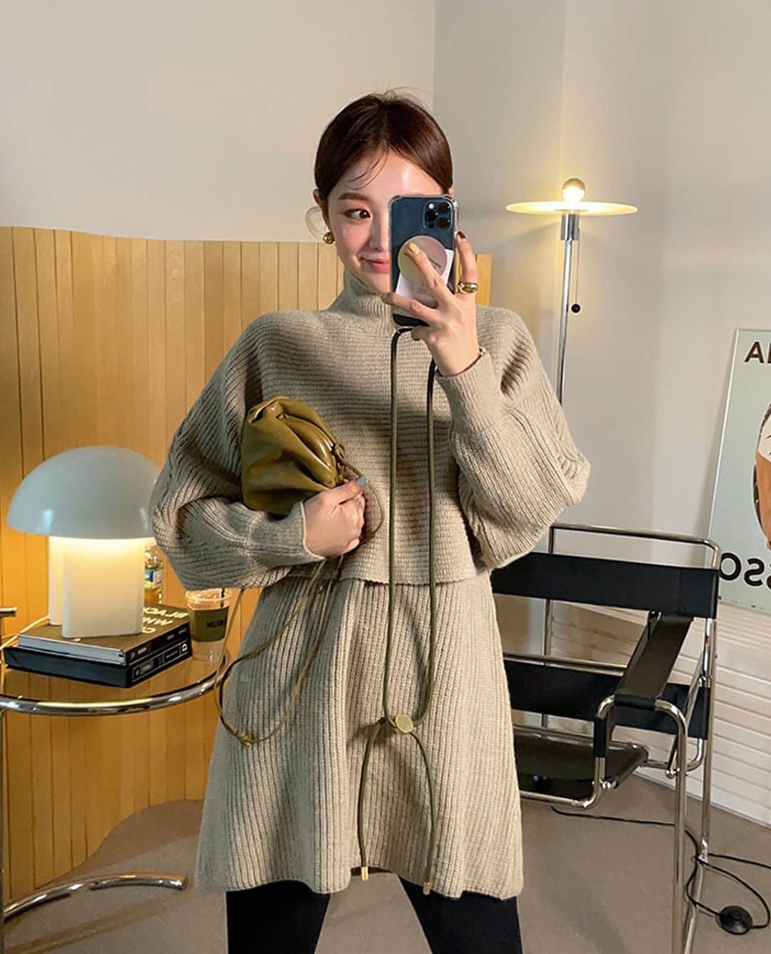 imvelyジャパンのインスタグラム：「大人っぽいベージュカラーと セットでも別々でも多様に 着られるコンボアイテムで 使える万能ワンピースです🤎  詳細はサイトでチェックしてください💡  #イムブリー#IMVELY＃ワンピース#大人カジュアル#大人可愛い#ootd#デイリー #カジュアルコーデ」