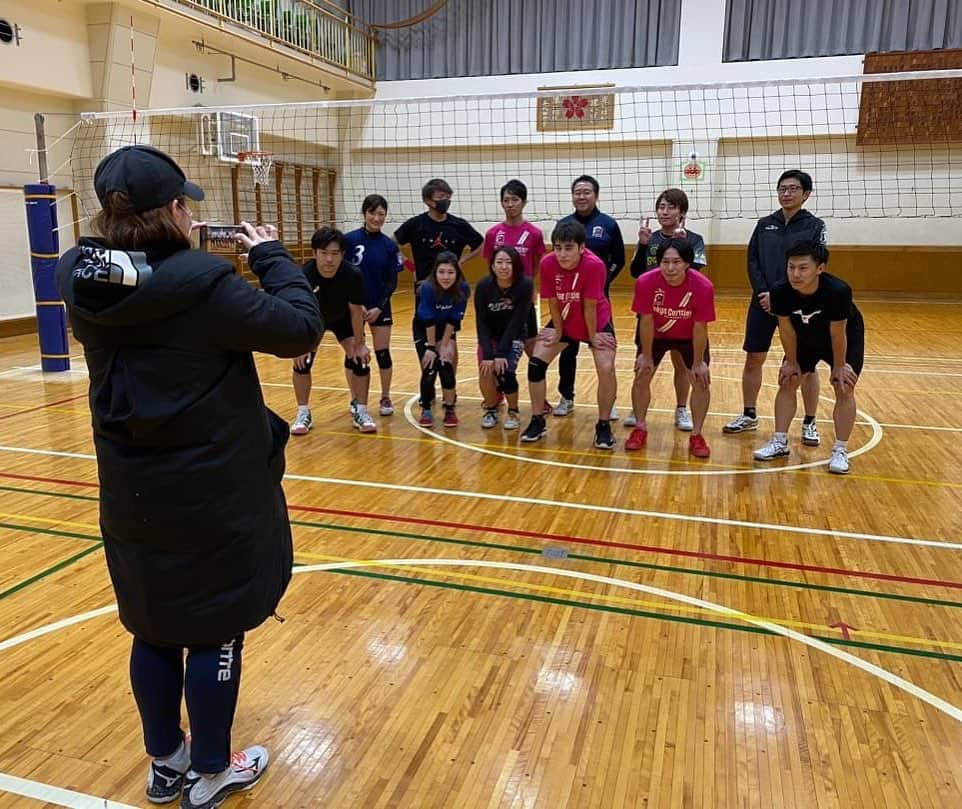 浅岡遥太さんのインスタグラム写真 - (浅岡遥太Instagram)「27日の練習納め❗️ 7月から発足してチームの方向性がやっとみえてきたかなて感じです。 とりあえず男女関係なく一緒にバレーして楽しい人が沢山居て毎日楽しく過ごしています。 そして、沢山のスタッフに恵まれてます。 スタッフ＝僕の友達が多く本当にみんないつもありがとう。 来年も宜しくね。  またいつも @tokyo_cerisier をフォローしてくれてる皆さんありがとうございます❗️  今年も大きな怪我なくバレー納めができました。 後半半年は躍動の1年でしたわ。 疲れるし忙しいけど楽しい。 やりたいことはまだまだあります。 法人化、イベント、スクール、地元企業とのコラボ、地元企業への人員の斡旋、商店街とwin winの関係の構築作り等々。 もしかしたらVリーグを狙う時が来るかもしれませんがそれは来年再来年の話ではなく、五年以上先かなと思います。 それくらい安定した資金集めは大変です。 あとVリーグはそれくらい莫大な金がかかります。  見切り発車は絶対しないし、誰かが身銭切る運営もしません。  無理せずゆっくり確実に一歩ずつ進みます。  そーいえば本当に女子が増えてきたから女子も作ってもいいかもねー。 普通のクラブチームとしてね😊 それはさておき❗️  少し早いですが、今年もお世話になりました。 来年も浅岡遥太と東京スリジエを宜しくお願いします❣️ 良いお年を❗️  #東京スリジエ﻿ #tokyocerisier #千代田区地域密着型バレーボールチーム #神田﻿ #tokyo #バレーボール﻿ #千代田区﻿ #chiyoda #地域密着型﻿ #地域密着 #volleyball﻿ #beachvolleyball #dalponte﻿ #とまり木整骨院﻿ #ティーエルサービス #神田和食そらみち﻿ #神田丸屋　 #武蔵家酒店 #大塚製薬 #tomatsubmw #ママネーナの学校 #colancolan #さんくーる #TSM #神田福はら #ZAMST　 #sandblock  #浅岡遥太 #よいお年を」12月30日 10時49分 - yota.volley