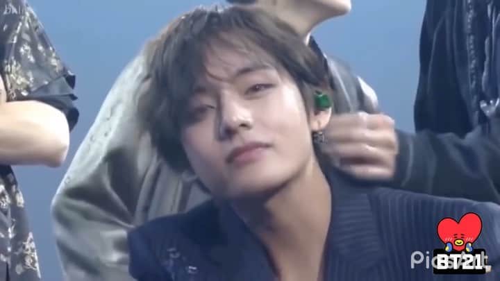 のインスタグラム：「생일 축하합니다 V🥰❤️ ビジュ爆発映像やぁー！ リアルは落ち着いた髪色がいいけどアニメとアイドルの推しは銀髪がいいなぁ😎✨ #BTS #v #birthday #아미의행복전도사_태형의_26번째생일」