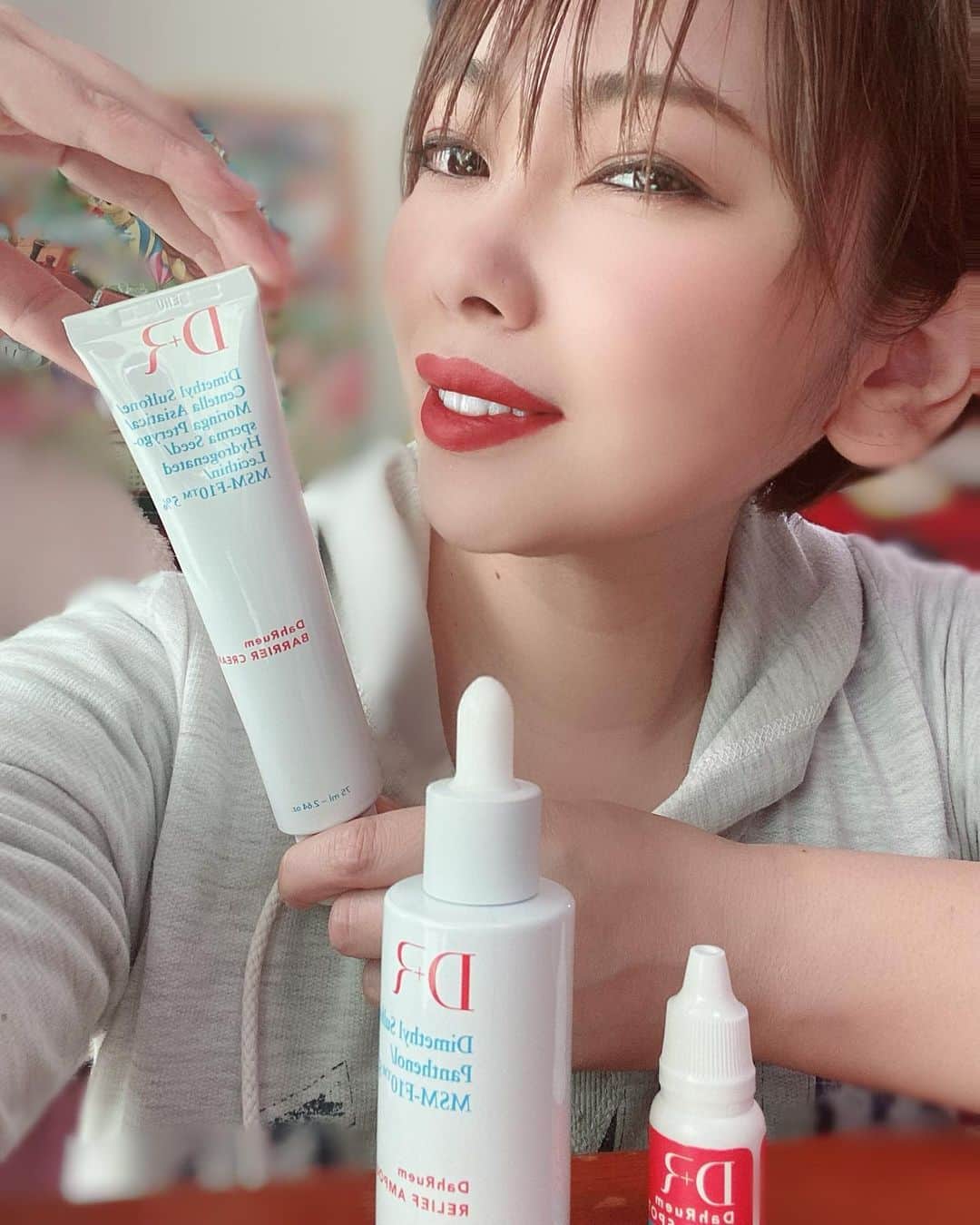 のインスタグラム：「この度 @nichirich_official の第３回アンバサダーに就任しました✨💕💕💕  韓国ファッションブランドのアンバサダーも勤めてるので、韓国コスメショップのアンバサダーとっても嬉しいです！  今回の美活アイテムはニッチリッチさんのドクターコスメだよ！！ 妊婦さんなどにも使える低刺激アイテム！！ 私みたいな敏感肌、吹出物体質、思春期などの学生さんなど、肌トラブルで悩みがあるかたにおすすめな美容液3点✨🥺  抗菌抗炎症効果にニキビ菌増殖制御！！そして、なんといっても乾燥肌なんですが、水分供給ができて肌につやが！！！！とゆー素晴らしいアイテムやないですか！！！  ってことで、使ったよ✨💕💕💕  小さなボトルが部分ようの集中ケア、大きなふとめのスポイトボトルが水分保有を高めて保湿膜作るみたい！！SOSクリームのボトルが素早くケアができて、肌の鎮静に効果ぎあるんだって！！  使った乾燥は、無臭に近くて、つけ心地は普通にみんながつかう化粧水ゃ美容とかわらないんだけど、3点塗り終わって時間がたつと、とってもサラサラにはだがなった！！ これはね、いままで使った美容駅シリーズのなかではサラサラだなって自分の中で確信できるほど、サラサラに肌がなった！！サラサラ感やばし！！！笑笑🤭✨💕 つけ心地はベタつかず、突っ張らず、みずみずしい感じにちかいかも！！時間がたっても、朝起きてもサラサラな肌感覚で、時間がたっても持続できてたよ！！  まだ使ったばかりなので、使い切るまでためして、マスクトラブル、乾燥肌トラブル、吹出物体質が少しでも改善できるといいな❤️❤️❤️ とりあえず使ってみたレポートでした！！  あっ！！そうそう！！ また、本日20時スタートの「NICHIRICH TV LIVE SHOW」スペシャルイベントのご案内✨ 今回のNICHIRICH TV LIVE SHOW✨でご紹介する商品、「MAXCLINIC PROPOLIS 3点セット」が、特別価格￥5400🙌なんと送料無料❣ ライブ開始(12月29日20:00)~2021年1月3日23:59までのご注文分に限り、MAXCLINICのモデリングパックをもれなくプレゼント📦 さらに上記セットをライブ中にご注文頂いた方につき、注文番号をコメントして頂くと、抽選で3名様に「MAXCLINIC GOLD EYE PATCH」が当たる特別企画も✨この機会を是非お見逃しなく👀💕 ライブでは楽しいトークと商品紹介、ためになる情報も盛りだくさん🙌 この後気になった方はアカウントゃ、20時に、YouTubeチャンネル「NICHIRICH TV」をチェックしてみてね✨❤️  #韓国コスメ #韓国化粧品 #youtube #コスメ #韓国好きな人と繋がりたい #韓国コスメ通販 #プレゼント企画 #おすすめコスメ #美肌になりたい #美容 #おうち美容 #韓国スキンケア #スキンケア#skincare #ニッチリッチ　#nichirich #drdahruem #ドクターコスメ#韓国コスメ通販サイト#妊婦 #生理 #乾燥肌#ニキビ#オススメ　 #ニキビケア #大人ニキビ#肌トラブル #美容好きな人と繋がりたい #美活#美容液  shop  https://ja.nichirich.com/」