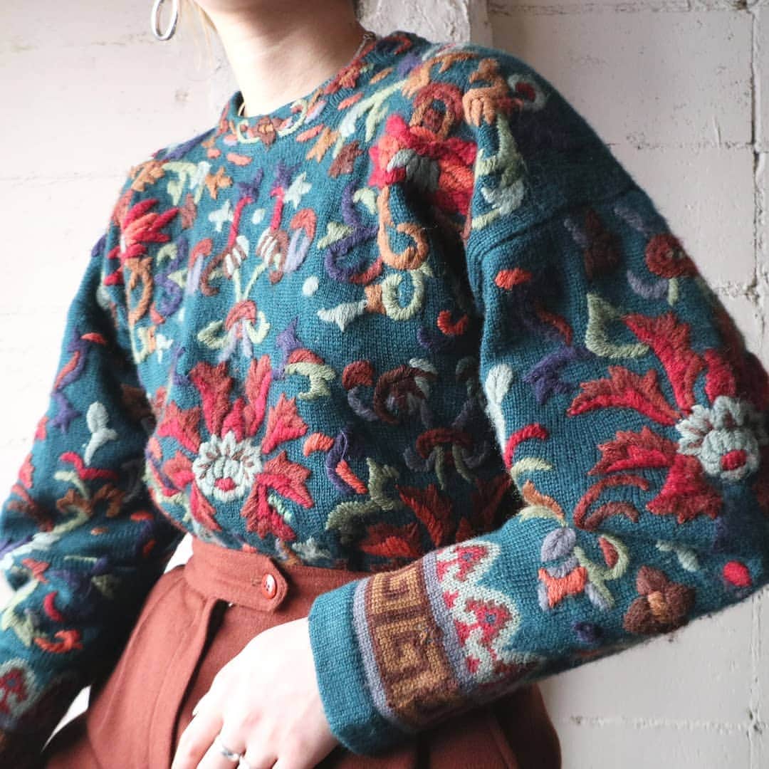 吉祥寺 古着屋 Orfeoのインスタグラム：「. 2021/1/3 NEW ARRIVAL  #orfeo #kichijoji #tokyo #vintage #used #fashion #coordinate #outfit . . 年末年始の営業時間 . 12/29～1/2  CLOSE 1/3～  12:00～20:00 . .  お問い合わせはインスタグラムのプロフィール掲載のメールアドレスにお願いいたします。お返事は1/4以降になることをご了承ください。 . またコメント、DMでのお問い合わせは受け付けておりませんので併せてご了承ください。 ONLINE SHOPの商品も店頭にてご購入頂けます。気になる商品がございましたらスタッフにお声掛けください。  新型コロナウィルス感染拡大防止策を徹底した上で営業をしております。マスクの着用、入店時にアルコールでの消毒をお願いいたします。」