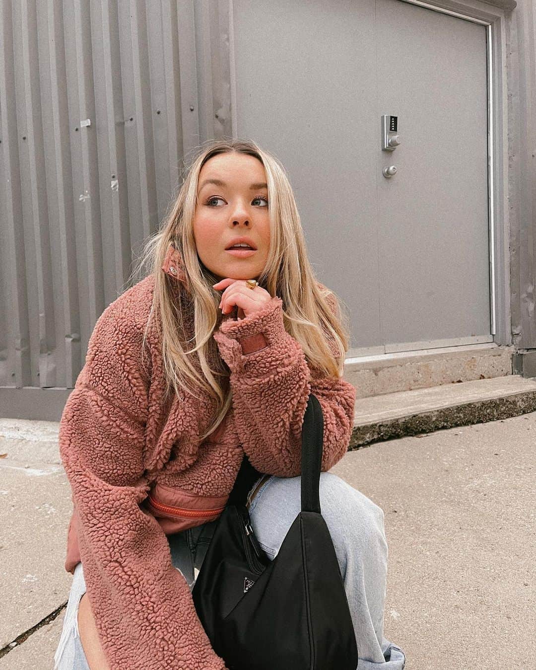 トーリ・ウェブスターのインスタグラム：「she’s cozy 🧸🤎 fit from @revolve #revolvewinter」
