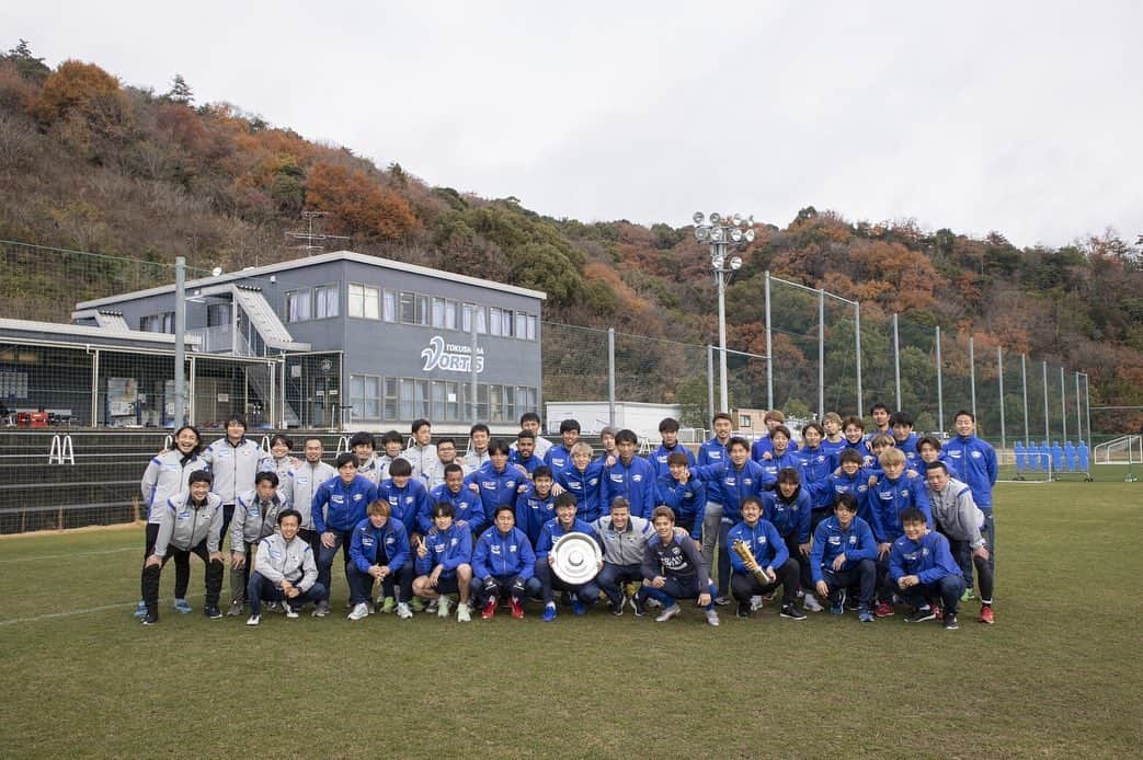 島屋八徳のインスタグラム：「今シーズンも応援ありがとう ございました！ コロナ禍で大変な事もたくさんありましたが 多くの方々のサポートのおかげで、無事シーズンを終えることができました。 この状況下でサッカーができる喜びを改めて感じ 大声援やチャントが響かなくても、熱い想いやあたたかい後押しを感じる 素晴らしいシーズンでした！  優勝、昇格！ 最高のチームです！ みんなありがとう！  #徳島ヴォルティス #J2優勝 #mizuno  #感謝 #チームベテラン #素晴らしいおじさん達 #チーム同級生 #左から #間柴了 #フリッカージャブ #リーチ長め #ダービー語り男 #髪の毛サラサラ #松澤の育ての親 #カロリーメイトマン #髪色変わりがち #同期のアイドル #チームまとめオバケ #語彙力オバケ #毎日アイスバケツチャレンジ #不変の髪型 #ドゥレもいるよ #写ってないけどね」