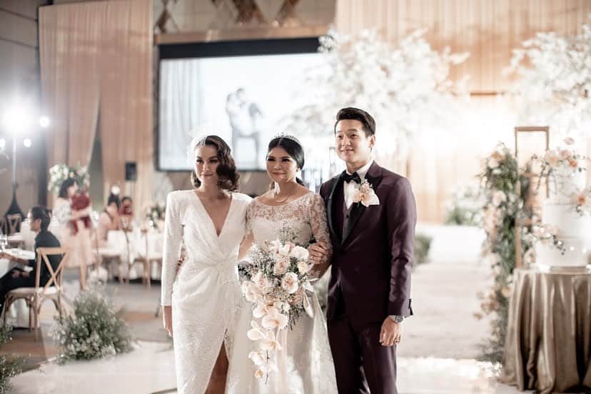 アグネス・モニカのインスタグラム：「Finally my bestfriend got married! After 6 years! Im so happy for u giiiirl 😭. I know all the ups and down you have gone through together. You are meant for each other. I love you 🤍   #AGNEZMO」