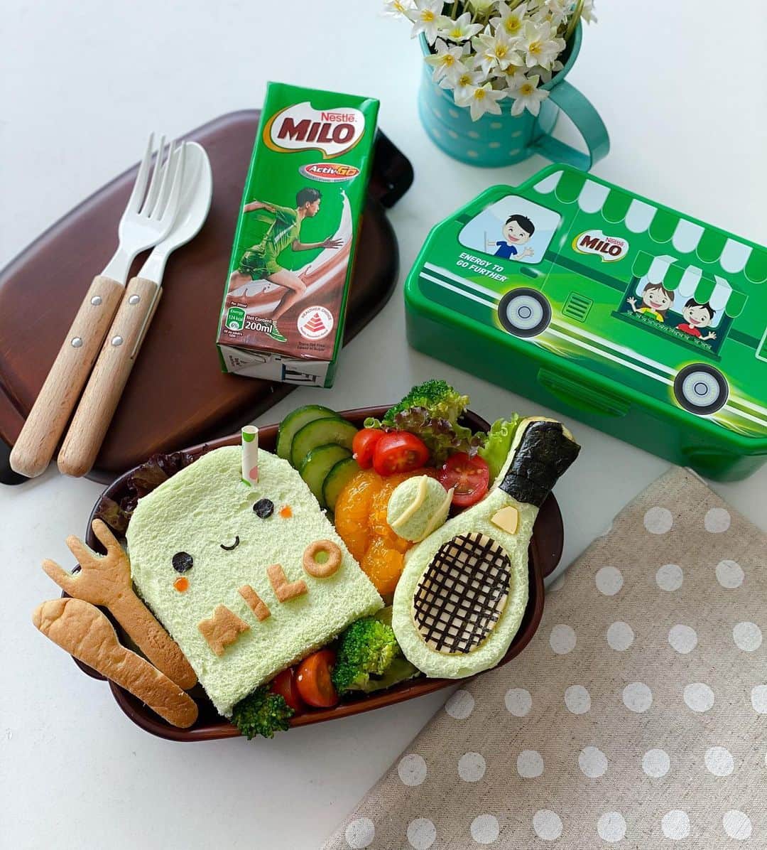 Little Miss Bento・Shirley シャリーのインスタグラム：「Time for a fun and quick breakfast recipe for your kids as they head back to school. A nourishing breakfast meal with MILO @milosingapore that contains MILK+MORE, giving kids the calcium and protein of milk plus vitamins & minerals!   Pandan bread sandwich with salad,  Ingredients  Pandan bread  BBQ chicken breast  Lettuce  Slice tomato  Slice cheese  Butter  Mayonnaise  Sushi seaweed  Tomato sauce (optional)   Steps  Cut the pandan bread into a rectangular shape for the “MILO” character  Fill with your favourite nutritious sandwich ingredients such as bbq chicken breast, lettuce and tomato  Cut the remaining pandan bread into tennis racket and tennis ball shapes  Cut and decorate the “MILO” character’s face with sushi seaweed for features, and tomato sauce for cheeks. The words "MILO" are made using the leftover crust  Cut and decorate the tennis racket details using sushi seaweed and slice cheese Fill the rest of the bento with greens or if you like, fruits.  Pack this breakfast on-the-go meal with a MILO 200ml RTD Packet!」