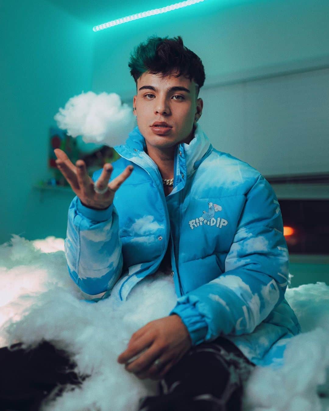 Sebastián Villalobosのインスタグラム：「☁️ los sueños me tienen en las nubes ☁️」