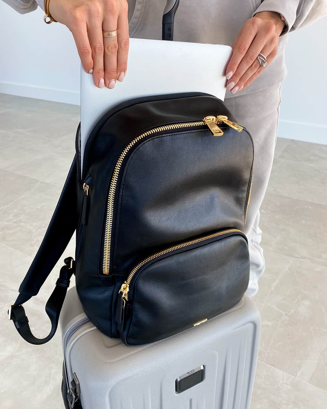 のインスタグラム：「Our recently relaunched Voyageur Leather Collection is even smoother and lighter while still retaining the bag’s beloved functionality.📷:@lisadnyc #PerfectingTheJourney」