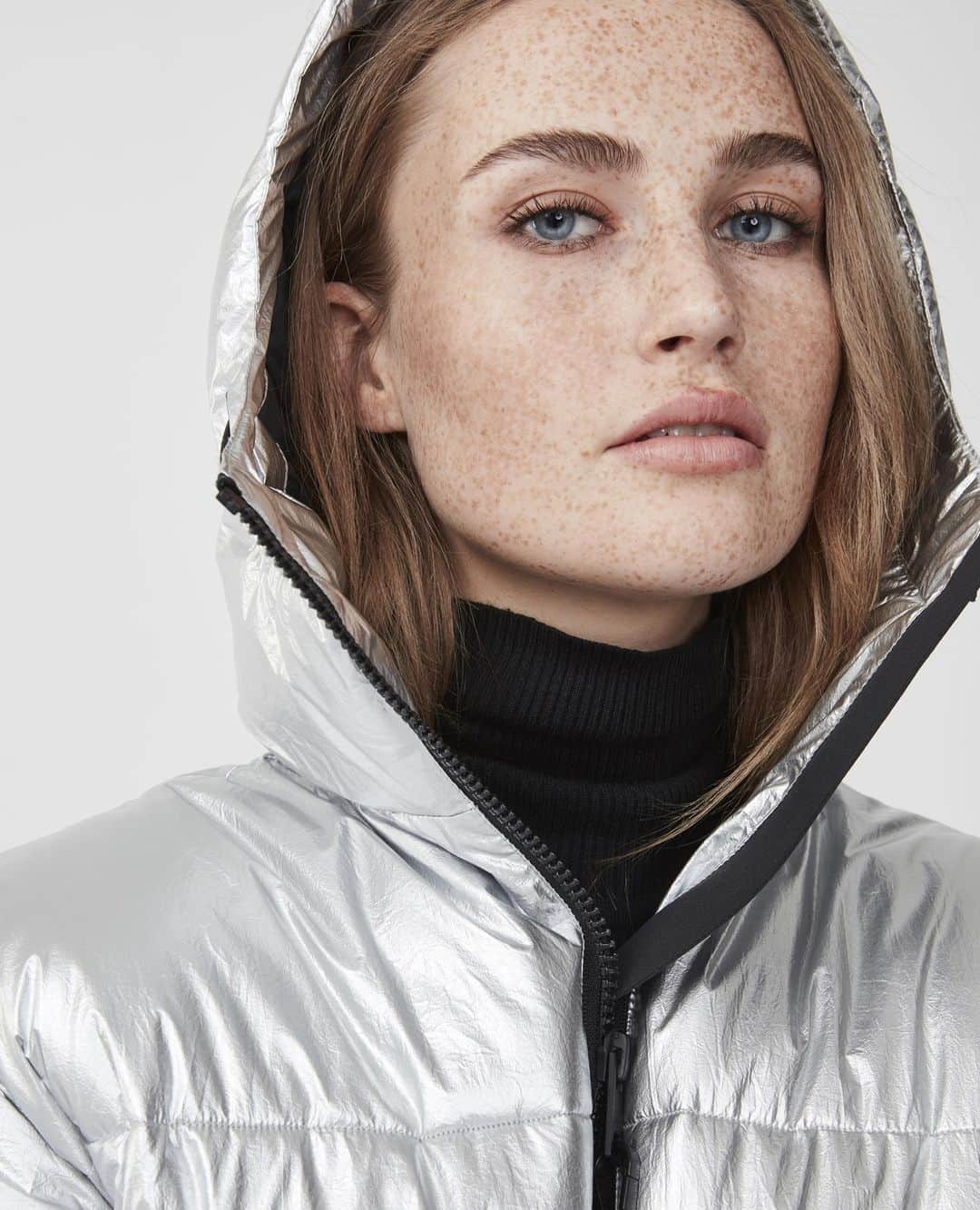 テンソンのインスタグラム：「Do not let the cold stop you! ❄️⁠ ⁠ Put on our metallic shiny Milla jacket and tackle today's adventures in style. ⁠ ⁠ #tenson1951 #theswedishoutdoorbrand #awayofliving⁠ ⁠」