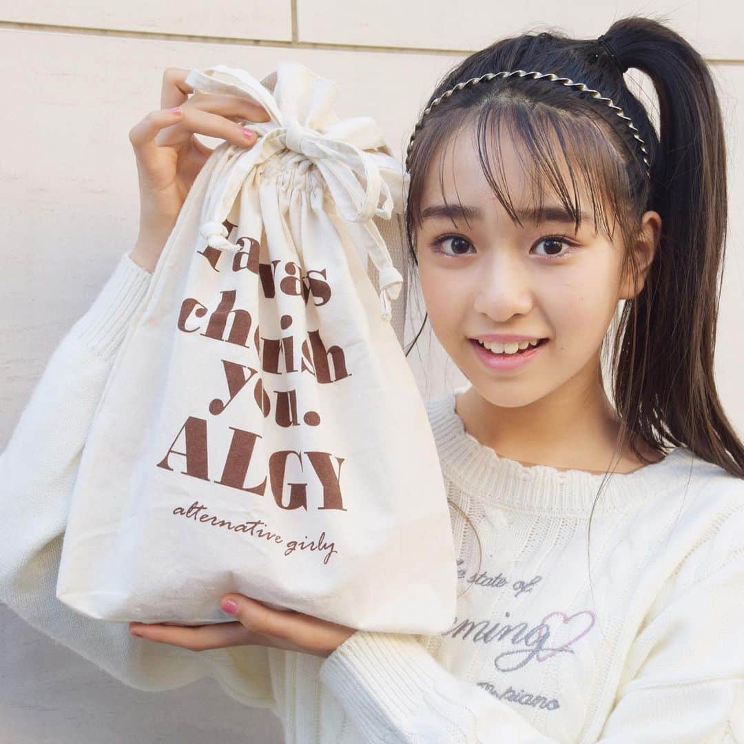 ニコ☆プチのインスタグラム：「12月号プチモのふろくの使い方は多分これで最後🥳 マイはとってもかわいいガーリーコーデに合わせてくれたよ！  ニコ☆プチ12月号のふろくは、大人っぽくて可愛いトートバッグです💕 たくさん入ってしかもオシャレ！すごく良い🤗 色んなテイストのコーデと合わせて見てね✨  #ニコプチ #ニコプチふろく #プチモのふろくの使い方  #ニコプチふろくのある生活  #アルジー #ALGY #ふろく #藤岡舞衣」
