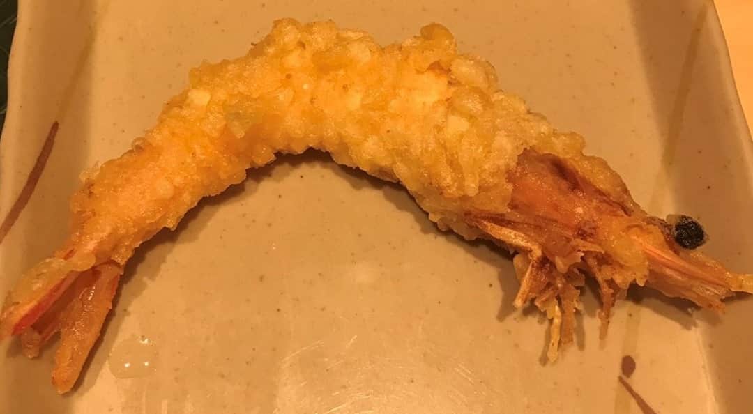 はなまるうどんのインスタグラム：「🦐 #年越し #天ぷら ご予約承り中❕🦐 大晦日には #年越しうどん #年越しそば🍜  はなまるの #有頭海老天 #えび天 をご一緒にいかがですか😊 各店お得なセットも販売してます🌟 他の天ぷらもご予約は店頭・お電話にてお待ちしております🌸 良いお年をお迎えください🎶  #かき揚げ #持ち帰り #はなまる」