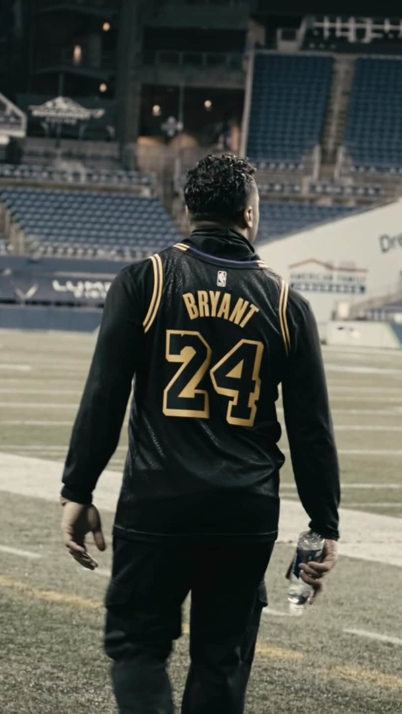 ラッセル・ウィルソンのインスタグラム：「Thanks for being an inspiration. #Mamba #24 #8 #2 🐍」