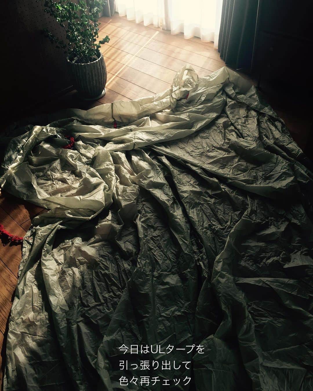 のインスタグラム：「昨日やっと掃除が終わった、勿論ジジイはキャンプ道具の断捨離、#outdoor#camping #camp#hike#tent#要らないテントの処分方法#タープの整理#myog#diy#ナイロンタフタ生地 #これでサコッシュ#ul #生地買うより安い#再利用#加水分解はダメ#このタープはまだ使える#裁縫#ミシン#以前ネットで袋を作った#xpac#二足三文のテントは生地の再利用と#ポールは低いタープ張りにこれも再利用#ポールでランタンポールも作れる#msrが死んでいる#ネイチャーハイクも死んでいる#この画像をパッと見たら腰に布を巻きつけたヘソ辺りの色っぽい画素に見えるのは私だけ？（笑）」