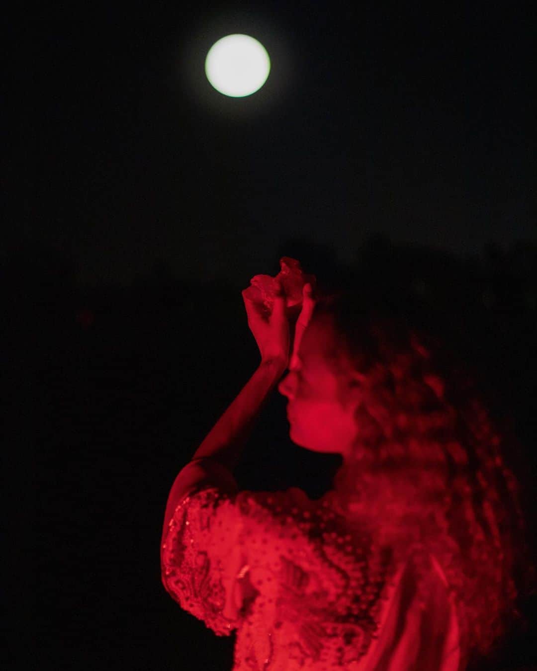 ウィンターケイトのインスタグラム：「Full moon rising 🌕💫」