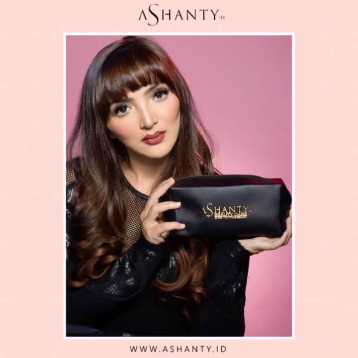 ASHANTY BEAUTY CREAM OFFICIALのインスタグラム：「Hindari timbulnya penuaan dini pada kulit wajah dengan rutin merawat wajah menggunakan anti aging cream series, sejak usia 21 tahun keatas kamu sudah harus menggunakan cream wajah yang mengandung anti aging. Untuk menghindari timbulnya tanda penuaan dini, kerutan, flek hitam dan garis halus ✨  _________________________________ Informasi dan pemesanan : WA: 081287388885 WA: 085781140354 WA: 087778489900 WA: 081293823950 FAST RESPONS CLICK LINK yang ada di Bio IG @ashantyid  _________________________________ #creamwajag #beauty #cosmetics #brandlocal #skincare #skincarelocal #thehermansyah #beautyvlogger #beauty #kosmetikmahal #ashantyid #keluargaasix #ashantyhermansyah #mua」