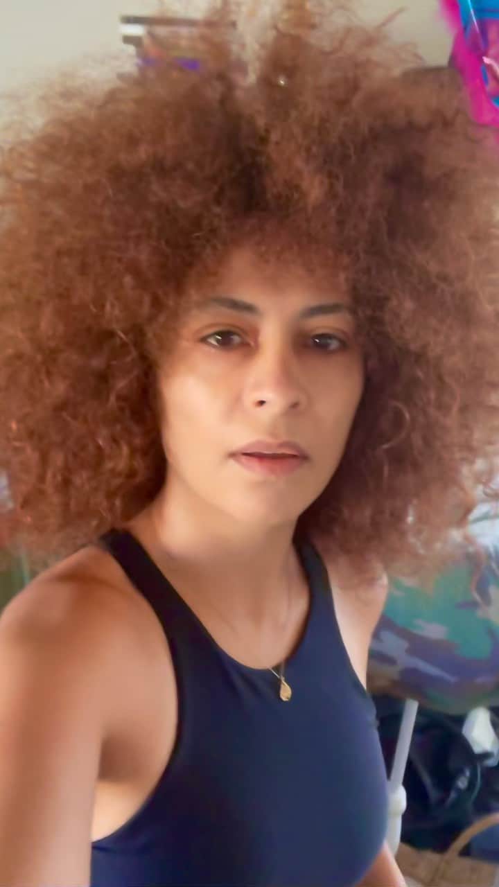 ヤスミン・アル＝マスリーのインスタグラム：「Recorded this when I heard the news this morning, then decided to sleep on it for a few hours.. I realized I was more angry and that this was the nicest way to say what I feel angry as a Palestinian refugee born and living in the diaspora universe.. a lot is happening in our name and it’s time to take a minute and address what shouldn’t be done in our name, at least not by the people who should be defending our rights as human beings ! What ever mistake sama did playing her music it should never be answered with jail ! #freesama #music should be #free 🇵🇸」