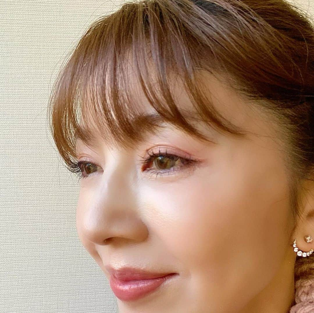 君島十和子さんのインスタグラム写真 - (君島十和子Instagram)「一つ前の投稿の時に使った メイク製品です。  このスティック状の チークは透明発色で肌に 桜色の濡れ艶が宿り… 頬の位置が高く見える🌸 スティックのまま くりくりっと肌に👌🏻  今回の製品はどれも柔らかい発色で、 使いやすいのがありがたい。 忙しい時に何も考えずにパパっと まとっても 「もしかしてメイク上手くなったかも？」 と錯覚するくらいピタッとおさまる。  リップは 「ピンク　サクラ　サテン」  思ったより落ち着いたピンクで 肌馴染みも良いけれど沈まないから、 日常シーンからお仕事まで シーンを選ばず便利だなって😊  自然に口角を上げたくなる色🎀  #diormakeup #スプリングコレクション2021 #ディオール#トリオブリックパレット663#スティックグロウ865#ピンクグロウ#ルージュディオール341#君島十和子#春メイク2021#忙しい時だからこそ#どこにも行かない」12月30日 11時27分 - ftcbeauty.official