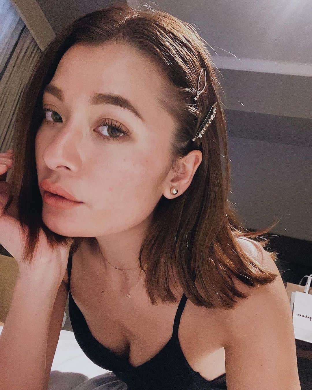 Fabiolla Takinamiのインスタグラム：「good morning🌿 . ストレートをしてから アレンジが楽になった✨ . 髪色もいい感じだし @kkkooouu いつもありがとうね🙏😊🤍 . 来年もどうぞよろしくお願いします！！ . #ヘアアレンジ#ヘアピン」