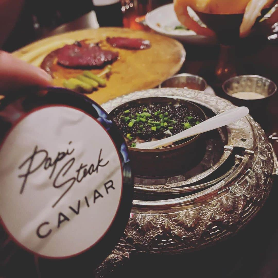 マット・ハービーのインスタグラム：「Thanks buddy @davideinhorn @papisteak #delicious #caviar」