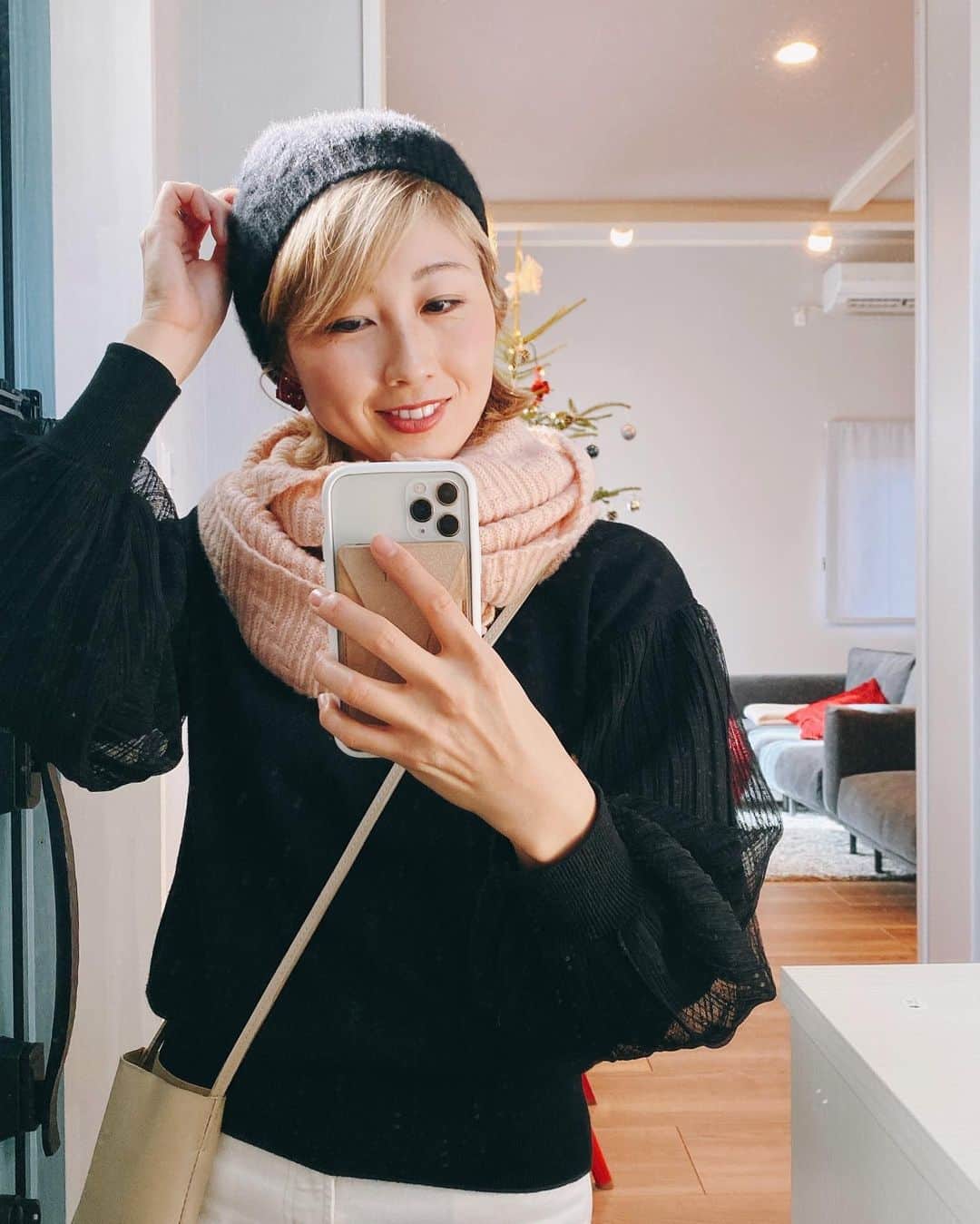 吉田ちかのインスタグラム：「Stay warm❄️ 久しぶりのミラーセルフィー🤳🏼📸 #ツリーは今日片付けます🎄」