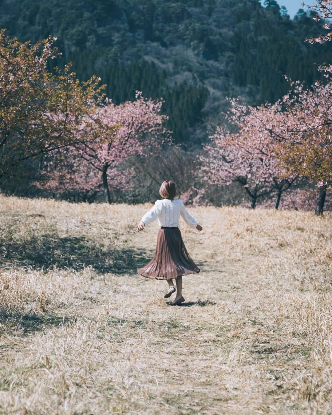 鹿の間さんのインスタグラム写真 - (鹿の間Instagram)「2020年大変な年でしたが１年間お疲れ様でした。応援して下さっている皆様いつも励ましのコメントやいいねありがとうございます。  もう、2020が終わりますね。 今年はコロナで予定や計画にブレーキがかかり不安な１年でしたが本を出版してコスメブランドを作れた事を思い返すと、とても濃い１年でした😊今年もポジティブに突き進んで来ましたが来年は武器を強化させる年、として勉強と資格取得をメインに頑張っていこうと思います。もちろんYouTubeは金土投稿します🎍❗️そしてお知らせなんですが1月1週目はYouTubeをお休みさせて頂こうと思います。楽しみにして下さっていた視聴者様には大変申し訳ありません。体調が優れずこのまま年越し動画を撮影しても良いものは撮れないと思いしっかりと休んで体調を整えて2021を迎えたいと思います。2021の初投稿は8日と9日になります。笑顔で2021年を迎えましょう。それではまた来年！2020、ありがとうございました！良いお年を✨」12月30日 11時31分 - rhodon41