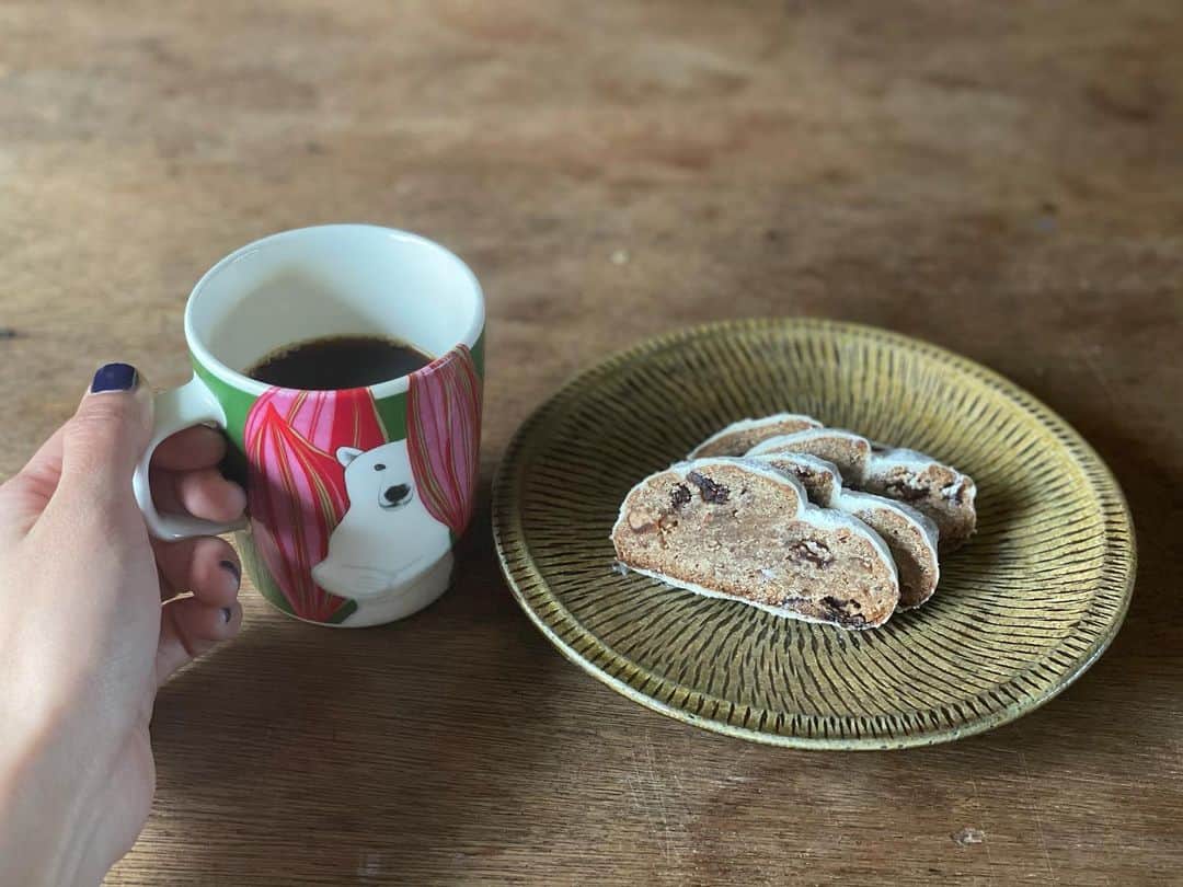 のインスタグラム：「kaicoは毎年 クリスマスが過ぎてからシュトレンを食べます  クリスマスの時期は何かにつけて忙しくて、ゆっくりとした時間が取れないから  仕事納めした年末ギリギリに コーヒーを淹れて、シュトレンをチビチビ食べながら 来年の「小さな目標」を手帳に書いていきます  小さな目標は、本当に些細なことから 達成する為には、努力と自分を信じて突き進む事が必要な事もあります  目標とゴールは、わたしの中では別物で 沢山の目標をクリアした先に 大中小のゴールを設定してあります  この辺は、うまく説明できないんだけど、夢の叶え方みたいな感じかな  自分と向き合う大切な時間です  わたしは何を求めて 一体どうなりたいのか  自分の事をわかっているようで 全然わからなかったりして 本当に面白いの  ペンを走らせながら(絶対に手書きをします) 頭に浮かんだ文字を ただひたすらに書きます  今回、印象的だったのは 「スムーズに」という言葉  今までの目標にはなかった言葉です  「どんなに時間がかかってもいい」  から  「スムーズに早く的確に」  それは、今までの自分に対する信頼と安心感からきたものかなって思いました  2021年 わたしは、さらに自分を信じて生きることにしました  わたしが選ぶ事全て 絶対にうまく行くし、失敗だと思える事も、素晴らしい経験として自分の糧になるだけ  安心感に包まれながら 何事にも挑戦していきますよ🥰  とはいえ まだ例年よりも年末感が無いのが本音（笑） 最後まで不思議な2020年です  年末らしい事、何をしたらもっと感じられるかなー？ 我が家はお節は作らないし、 既にちょっと前に整理整頓や細かい場所の掃除も終わらせてしまったから大掃除する必要もない… やる事が無い…  ここぞとばかりに のんびりしてたらいいのかもね☺️  #kaico #シュトレン #コーヒー時間 #小さな目標 #ゴール設定 #DIY #リノベーション #いつもご機嫌 #勝手にご機嫌 #amerivintage #好きなものに囲まれた暮らし」