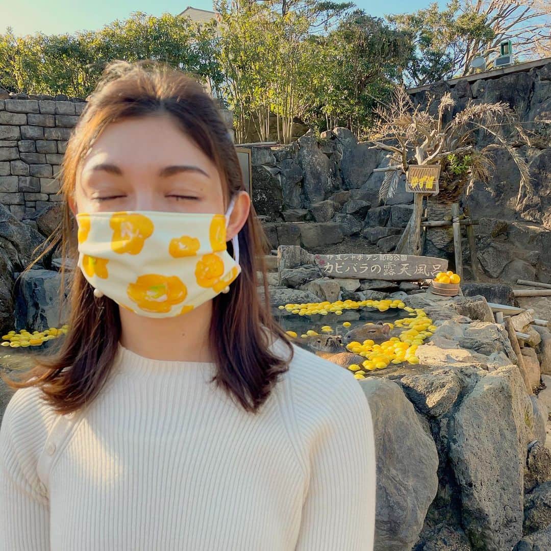 横山エリカのインスタグラム：「カピバラさん達がお風呂に浸かる姿は最高の癒しでした♨️ 冬至が近かったからゆず湯なの🥰 @themasks.jp のこのマスクも絶妙なマッチ感💛笑  Notice the sweet rodents enjoying their bathtime☺️✨and my Capybara face😂」
