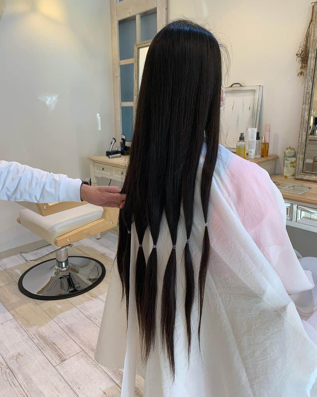 日高大地さんのインスタグラム写真 - (日高大地Instagram)「髪を切りました✂︎﻿ 次に切るときはドネーションをと決めていたので、31センチ寄付しました。﻿ ビニールの袋にカットした髪を入れてもらったら、あとはドナーシートを書いて送るだけ📮﻿ 2年半伸ばしていたのでサッパリ🤗﻿ ﻿ #JHD#jhdac  #ジャパンヘアードネーションアンドチャリティー﻿ ﻿」12月30日 11時38分 - yoko92hidaka