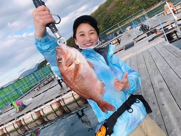 太田唯さんのインスタグラム写真 - (太田唯Instagram)「釣りガール大集合写真🎣💐﻿ ﻿ ﻿ ___ ﻿ 大晦日のお知らせです！﻿ ﻿ ﻿ ２０２０年最後の祭典﻿ 「釣りうま女王決定戦 冬の陣」が﻿ 大晦日21:00〜 2時間SPで放送されます！﻿ ﻿ 各地の釣りビジョンガールが結集して﻿ 一番の釣りうまを決定😎﻿ 関爆の看板を背負って初参戦させていただきました✊﻿ ﻿ ぜひ年越し直前、﻿ 一緒に楽しんで頂けたら嬉しいです😁﻿ ﻿ ﻿  #釣り #釣りビジョン  #釣りうま女王決定戦 #fishing  #カタタの釣堀  #年明けは番組ジャック #みてね ✊」12月30日 11時40分 - yuiohta.official