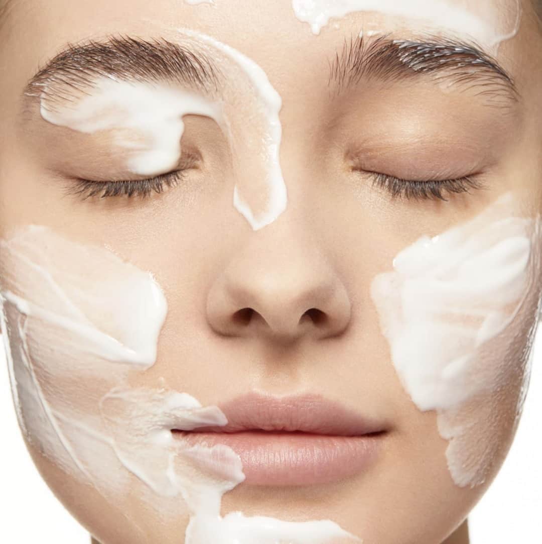 Clarins Canadaのインスタグラム：「Milk does indeed do the body good - and your skin, too! Our Velvet Cleansing Milk is exactly what you need to leave your skin feeling silky soft. Its creamy, non-greasy formula even rids your pores of impurities & particles from pollution using the Clarins cleansing method.🥛⁣ __________ ⁣ Le lait est bon pour la santé... et pour la peau ! Notre Lait Velours Démaquillant laisse la peau incroyablement douce et soyeuse. Sa formule crémeuse et non grasse permet d'éliminer les impuretés & particules de pollution logées dans vos pores. Pour une efficacité renforcée, utiliser avec la méthode de démaquillage Clarins.🥛⁣ .⁣ .⁣ .⁣ #Clarins #ItsAllAboutYou #ClarinsSkinCare #ClarinsCleanse #VelvetCleansingMilk」