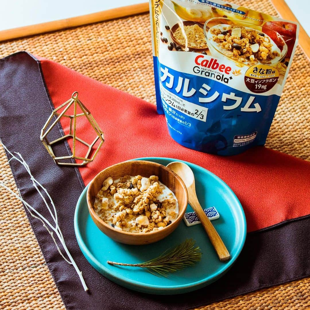 カルビーフルグラさんのインスタグラム写真 - (カルビーフルグラInstagram)「「グラノーラプラスカルシウム」発売中！ . カルシウムの摂取量は不足しがち。 「グラノーラプラスカルシウム」はきなこ味の和風グラノーラで、おいしく手軽にカルシウムをチャージできます。 . さらに大豆イソフラボンも入っている他、食物繊維、鉄分もたっぷり！ カラダにうれしい一品です。 . 何かと忙しい年末にも、食べすぎに疲れた年始にも、さっと食べられるグラノーラはぴったり！ お試しください。 . . #カルビー #calbee #フルグラ #frugra #グラノーラ #granola #calbeegranola #グラノーラプラス #granola＋ #カルシウム #朝食 #フルグラのある暮らし #フルグラ好きな人と繋がりたい #和風グラノーラ」12月30日 11時42分 - calbee_frugra