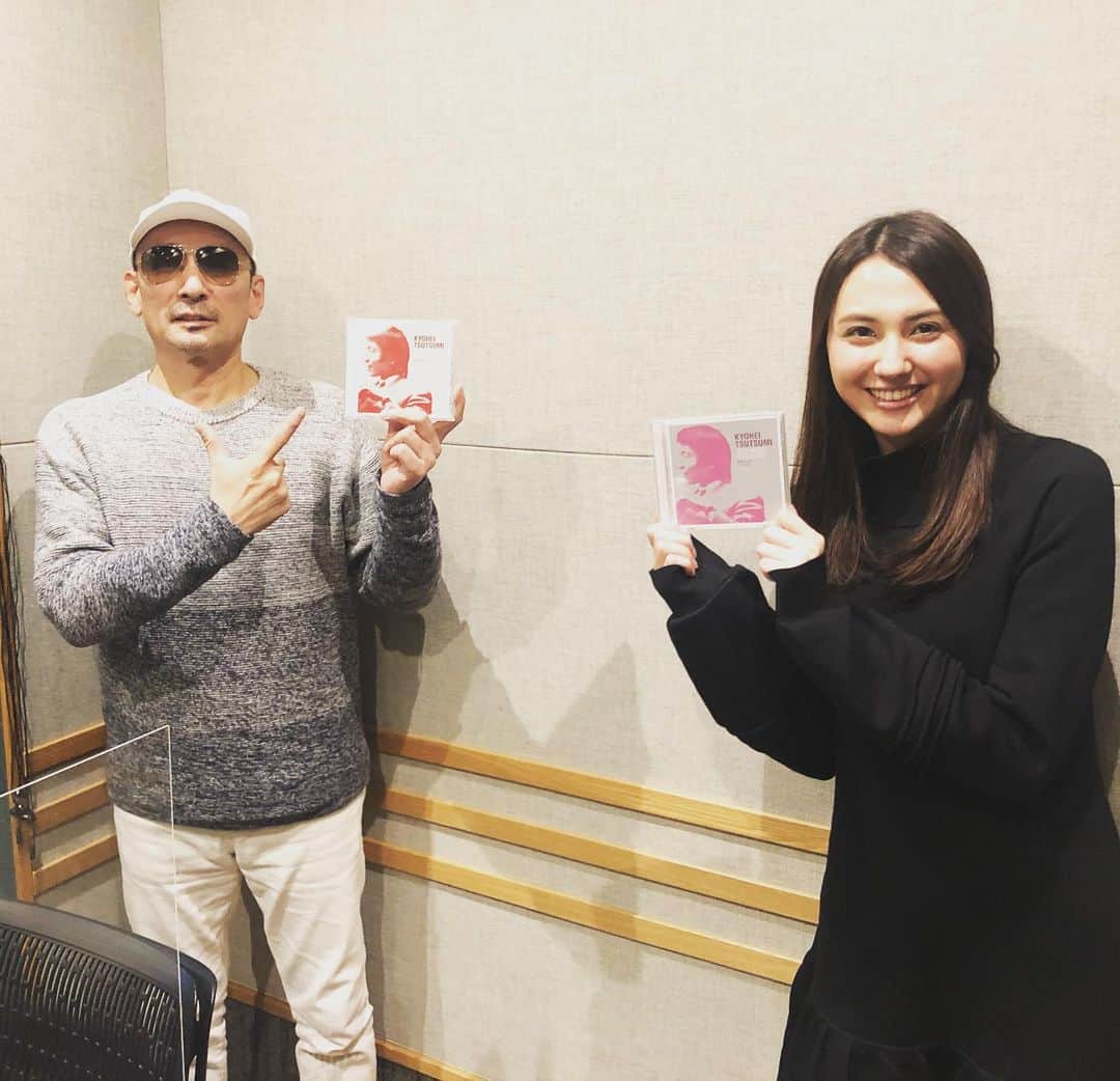 クレイジーケンバンド【公式】のインスタグラム：「本日12月30日(水)22:00よりオンエアのTBSラジオ「筒美京平 Soulful Melody」に出演いたします。 筒美京平さんへの愛が溢れる番組となっているかと思います。ぜひお聞きください。 ご一緒したTBSアナウンサー山形純菜さんと記念撮影。イイネ！  #クレイジーケンバンド #crazykenband #ckb #横山剣 #山形純菜 #筒美京平 #tbsラジオ」