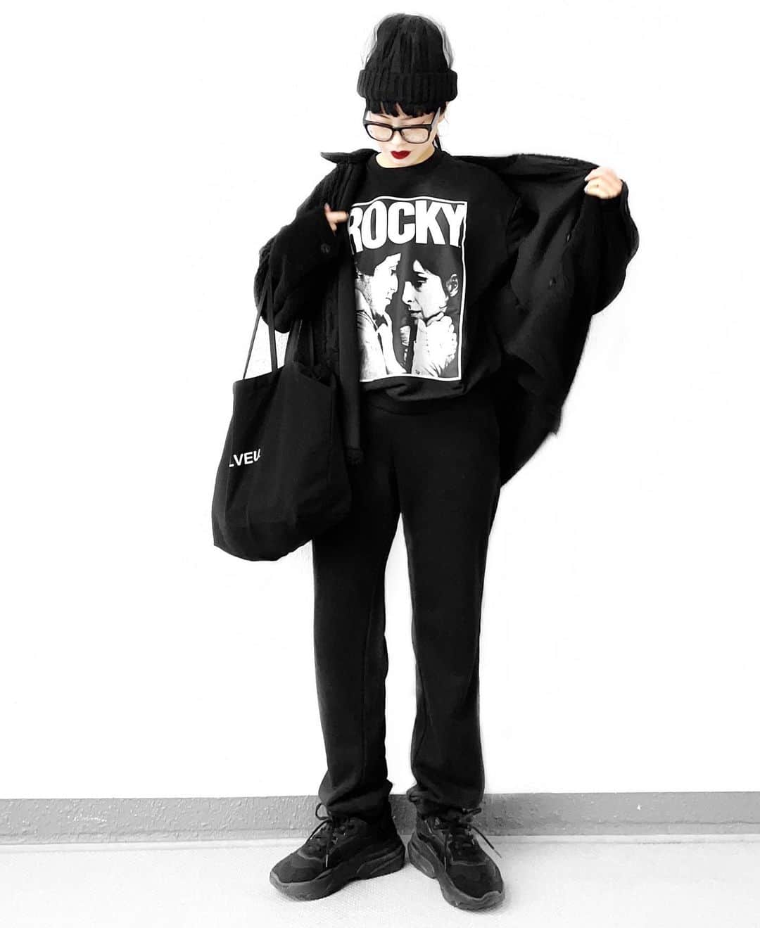 lve_xxxxのインスタグラム：「.﻿ .﻿ 𝐑𝐨𝐜𝐤𝐲 🥊﻿ ﻿ @zara のSALEで買いました。﻿ ｻｲｽﾞご質問頂くので書いときます笑﻿ S着てます☺︎﻿ ﻿ 𝐑𝐨𝐜𝐤𝐲着て気合い入れて﻿ 出勤しておりますが﻿ｽｳｪｯﾄ上下の 超絶楽ちんｺｰﾃﾞ笑﻿ ﻿ ﻿ ｺｰﾃﾞｱｲﾃﾑ詳細は﻿ WEARをご覧くださいませ。﻿ ﻿ WEAR ： lvexxxx ﻿ 💻 https://wear.jp/sp/lvexxxx/﻿ ﻿ －－－－－－－－－－－－－－－－－－﻿ ﻿ 📢ｺﾒﾝﾄ頂ける際は、﻿ 最新投稿にお願い致します。﻿ ﻿ 過去投稿に頂いた際、気がつかない事もあり﻿ お返事致しかねる場合が御座います🙇‍♀ ️﻿ ﻿」