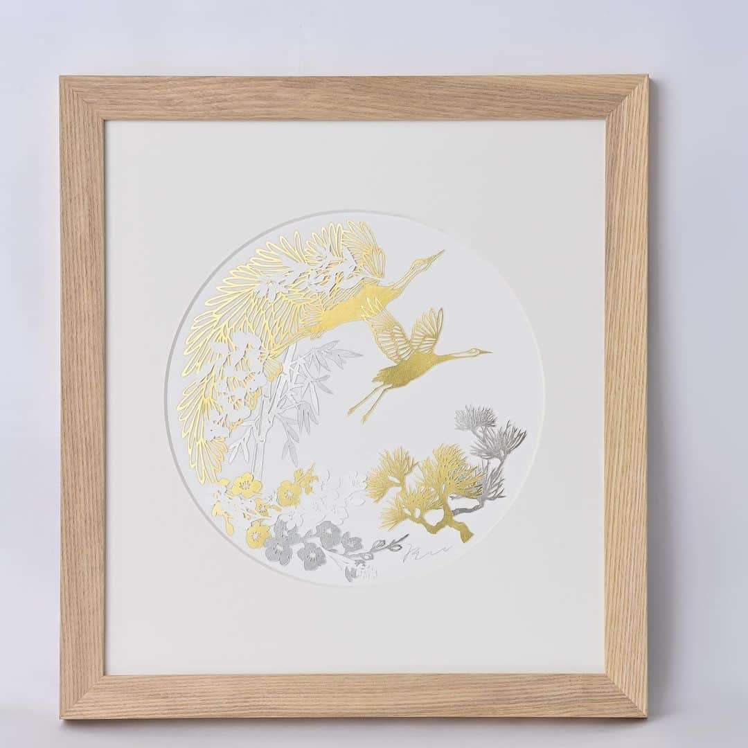 GINZA TANAKA 公式さんのインスタグラム写真 - (GINZA TANAKA 公式Instagram)「・ 【お正月を迎える準備　鶴と松竹梅で華やかに】  新年を迎えるリビングに、縁起の良い金箔アート額を飾ってはいかがでしょうか？  2羽の鶴が優雅に羽ばたいている姿を、羽の一枚一枚に金箔を用いて連続的に表現しています。鶴は古来より長寿と「夫婦円満」の象徴とされています。  ペーパーアーティストの菅野一剛氏がデザイン・制作を手がけた縁起の良い切り絵額です。  #GINZATANAKA #ginzatanaka #ギンザタナカ #田中貴金属 #田中貴金属ジュエリー #金箔 #プラチナ箔 #迎春 #迎春アレンジ #アート額 #新年インテリア #nekonekodesign」12月30日 11時46分 - ginzatanaka_jp