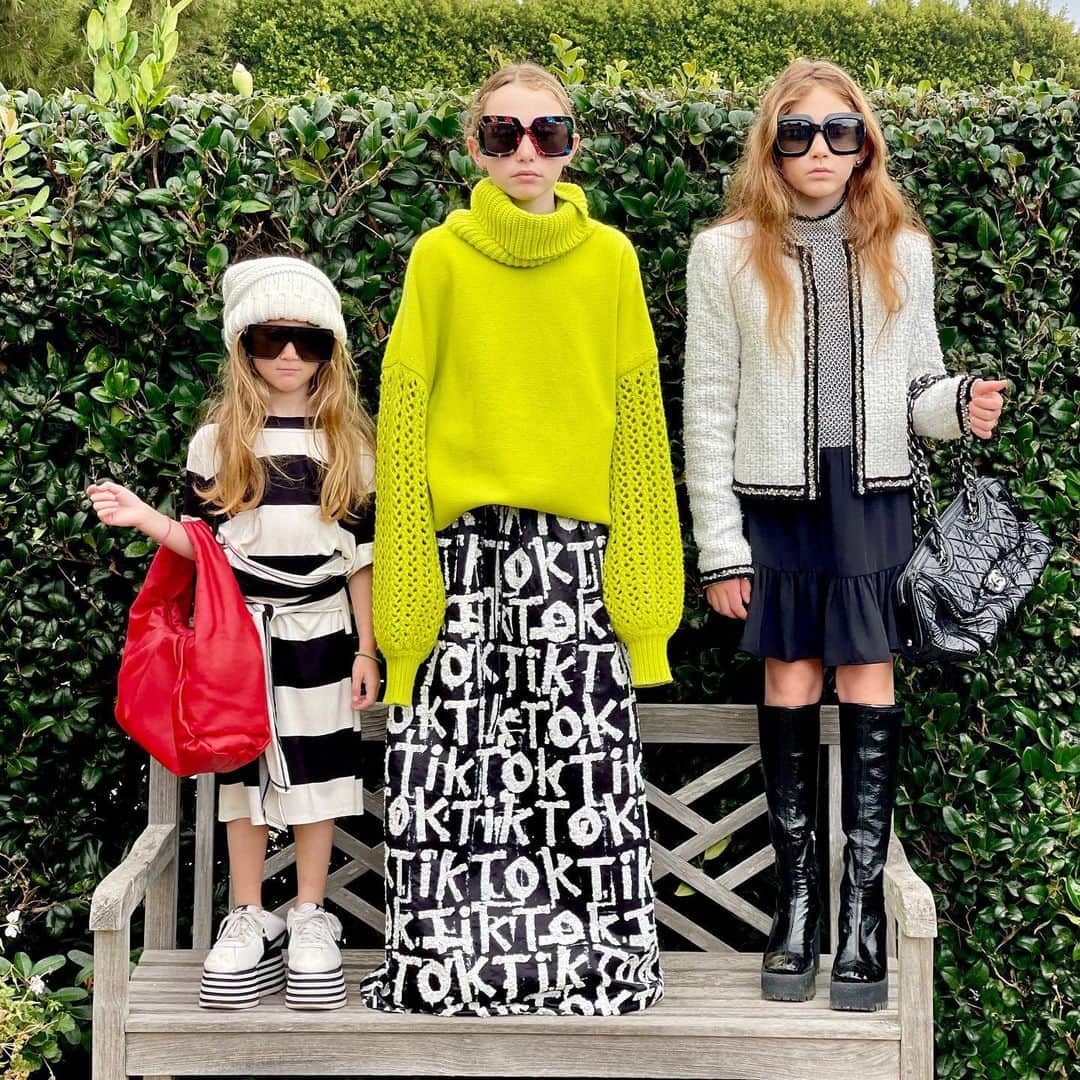 アリス+オリビアのインスタグラム：「Back in action we have Malibu Jenny, Serena, and Blair.... xoxo #gossipgirl 😂 (I will repost anyone who recreates this photo!)」