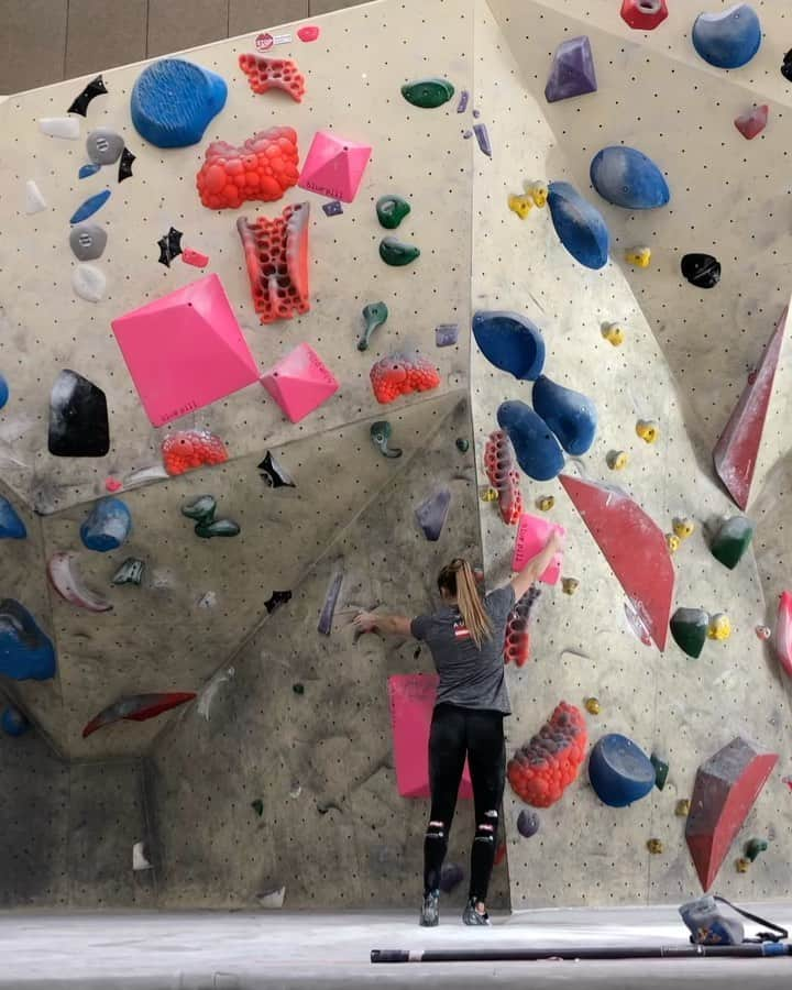 ジェシカ・ピルツのインスタグラム：「Only one last training session is ahead of me in 2020 and then its time to say goodbye to this crazy year 👋 #training #climbing #2020 #byebye #newyear  @redbull @thenorthface @scarpaspa @sporthilfe.at @heeressportzentrum @compex.austria @sportlandnoe @austriaclimbing」