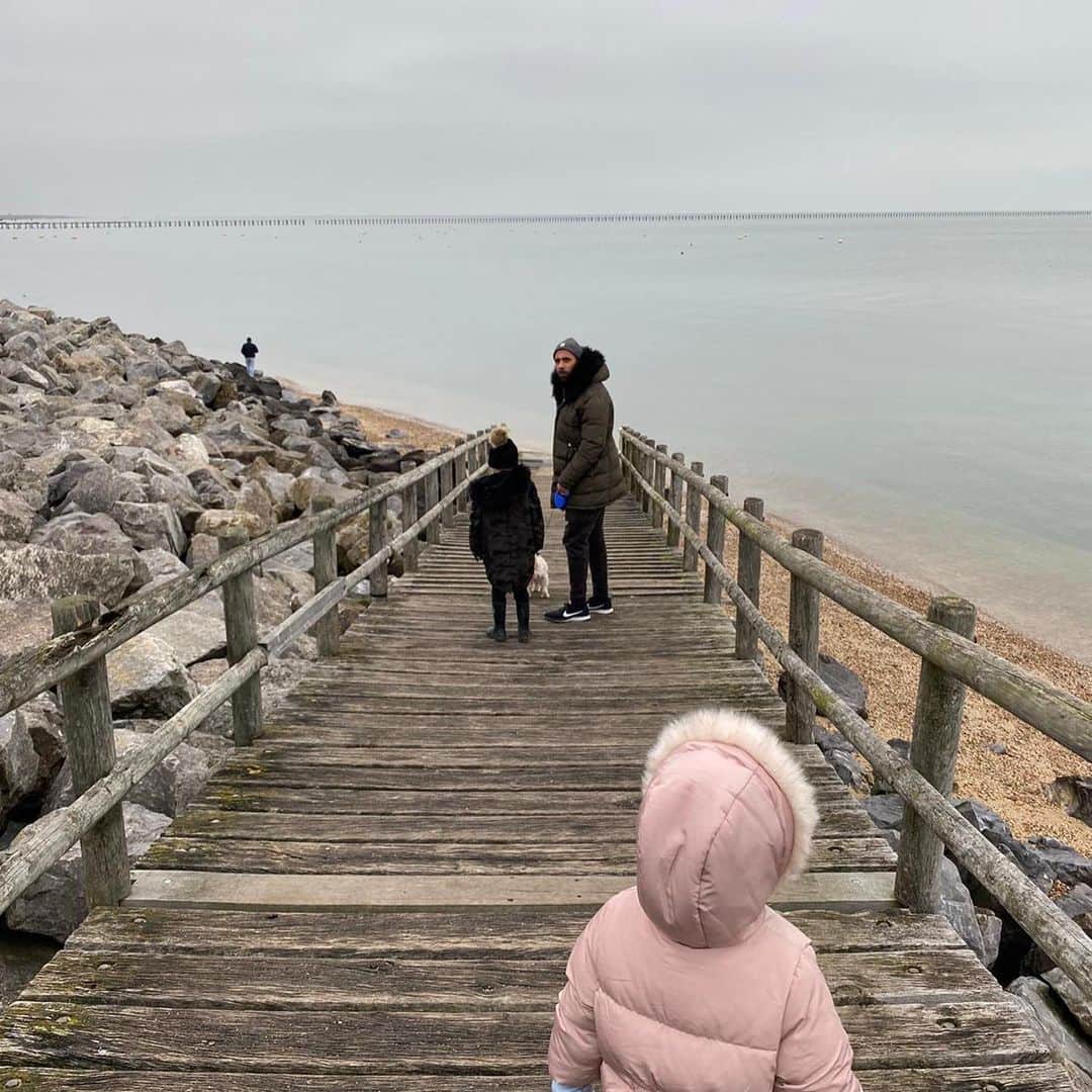 アントン・ファーディナンドのインスタグラム：「Cold winter walks at the beach 🤍」