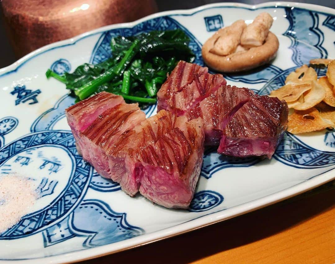 のインスタグラム：「ミッドランドの喜扇亭好き〜💖  お肉も海鮮もフォアグラもデザートも神〜🥰💖  いつも鉄板は最後のお肉までにお腹いっぱいになる😭💖  #コンカフェ#メイドカフェ#可愛い#プティパルフェ#コスプレ#住吉#メイド#名古屋#YouTube#イチナナ#17#錦#アールズカフェ#鉄板焼き#喜扇亭#伊勢海老#ステーキ」