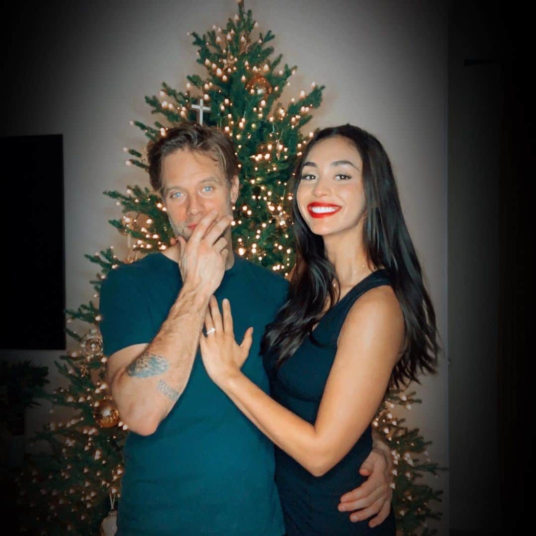 リンジー・モーガンのインスタグラム：「2020 coming in with that twist ending ♥️ . . . Thank you my love, @shaun_sipos for making me the happiest I’ve ever been, every damn day since I met you... and now for the rest of my life ♥️ no pressure  . . . I can’t wait to see what unfolds next for us on our great, big life adventure ♥️」