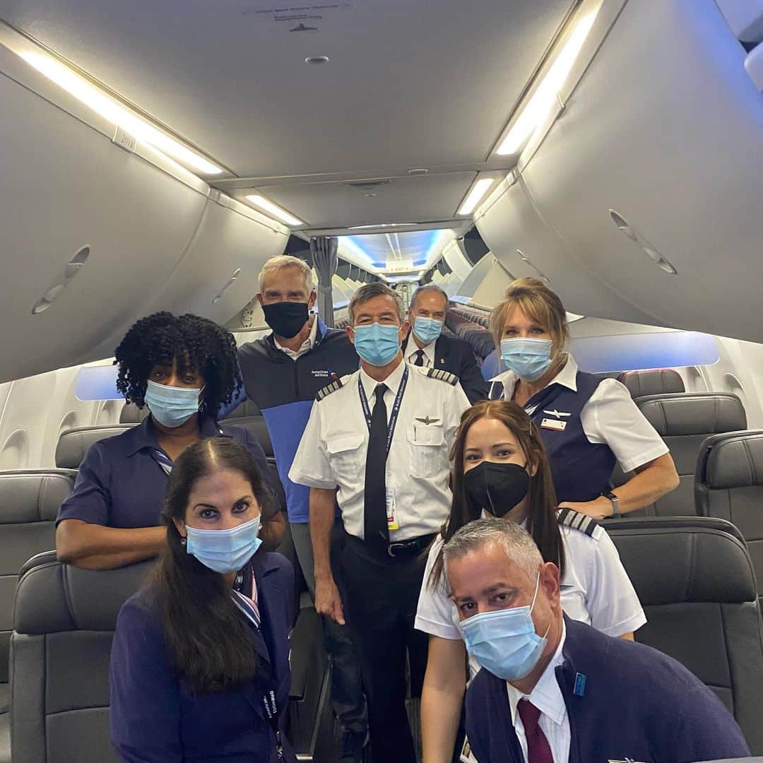 アメリカン航空のインスタグラム：「Today we operated our first commercial flight of the Boeing 737 MAX since its extensive, 20-month recertification process, with a flight crew who has more than 150 combined years of experience. They were proud to fly today's flight with our customers, their own family members and our President Robert Isom. Learn more about American's return-to-service plans for the 737 MAX on our newsroom — link in bio.」