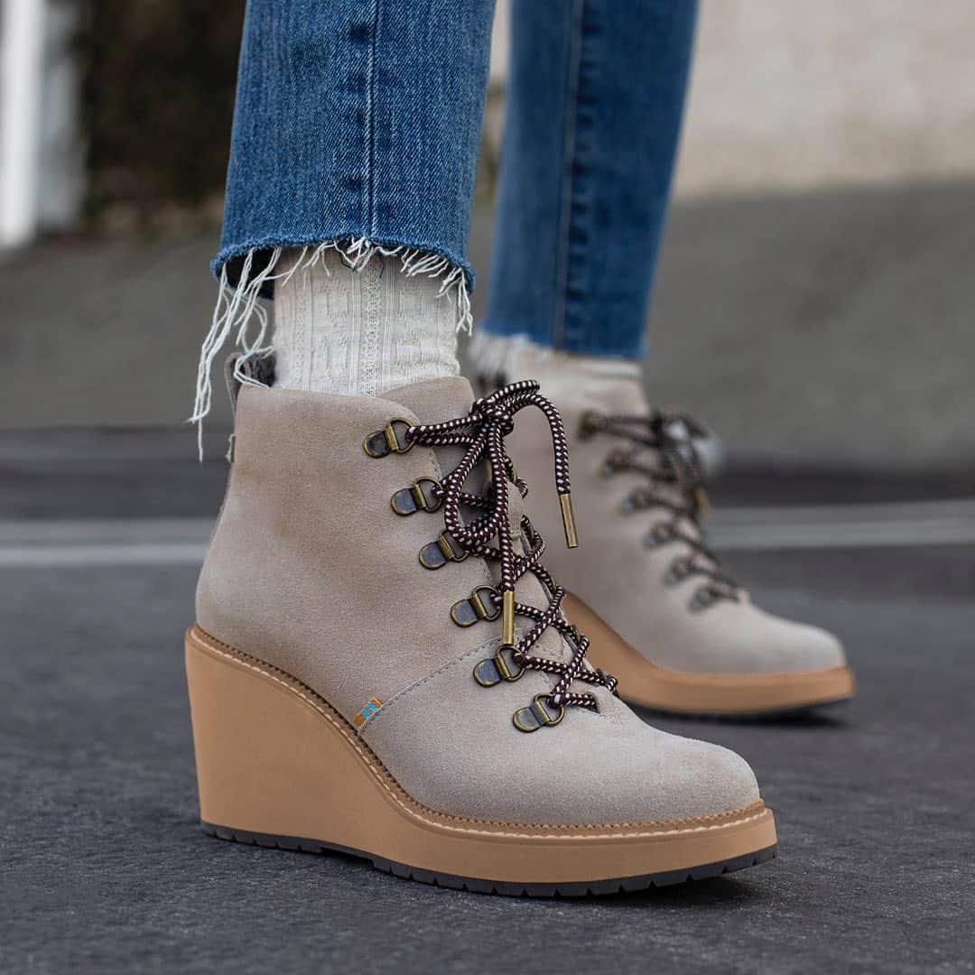 トムズシューズのインスタグラム：「Need a lift? The hiker-inspired Melrose Boot in water-resistant suede.  For every $3 we make, we’ll give $1 away.」