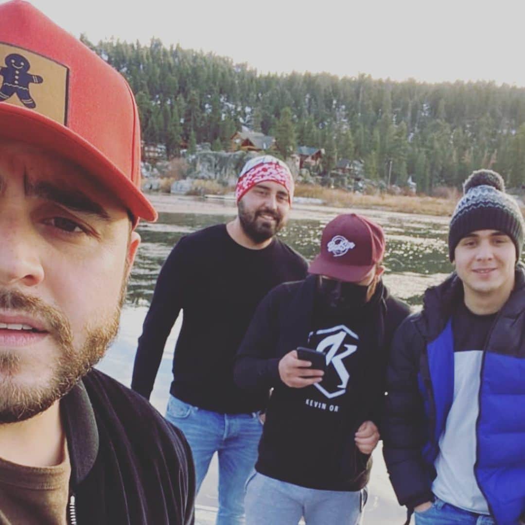 ケビン・オーティズのインスタグラム：「como siempre en el telefono📲 una foto de recuerdo en #bigbearlake excelente día para todos ustedes @oscarortizoficial  @gerardoortizoficial  @badsinw1 @badsinmusic #brothers ❤️」