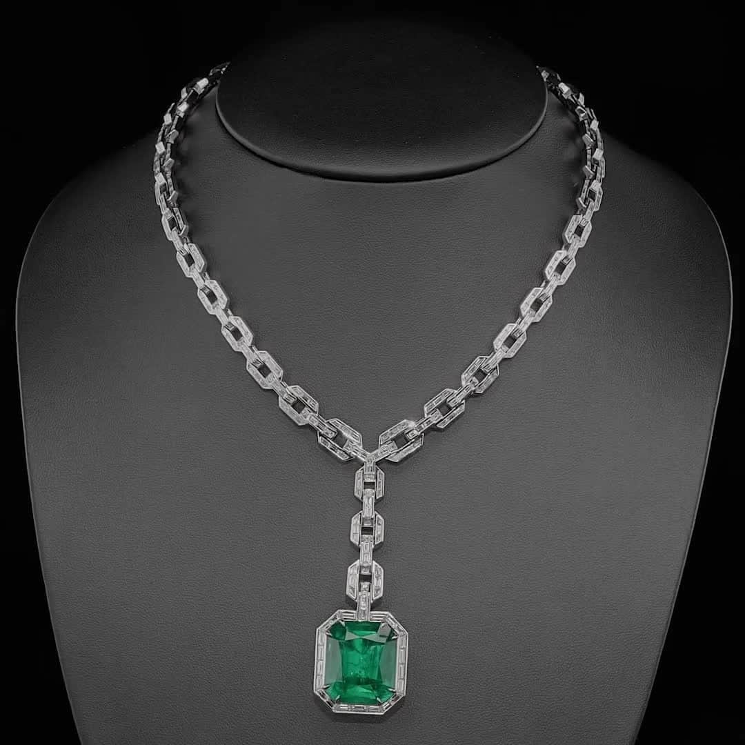 デビッドヤーマンのインスタグラム：「Green light. A 30.97-carat Colombian emerald takes center stage in this one-of-a-kind #HighJewelry necklace hand set with 15.54 carats of diamonds. #DavidYurman   --   To inquire about this unique piece, please send us a direct message.」