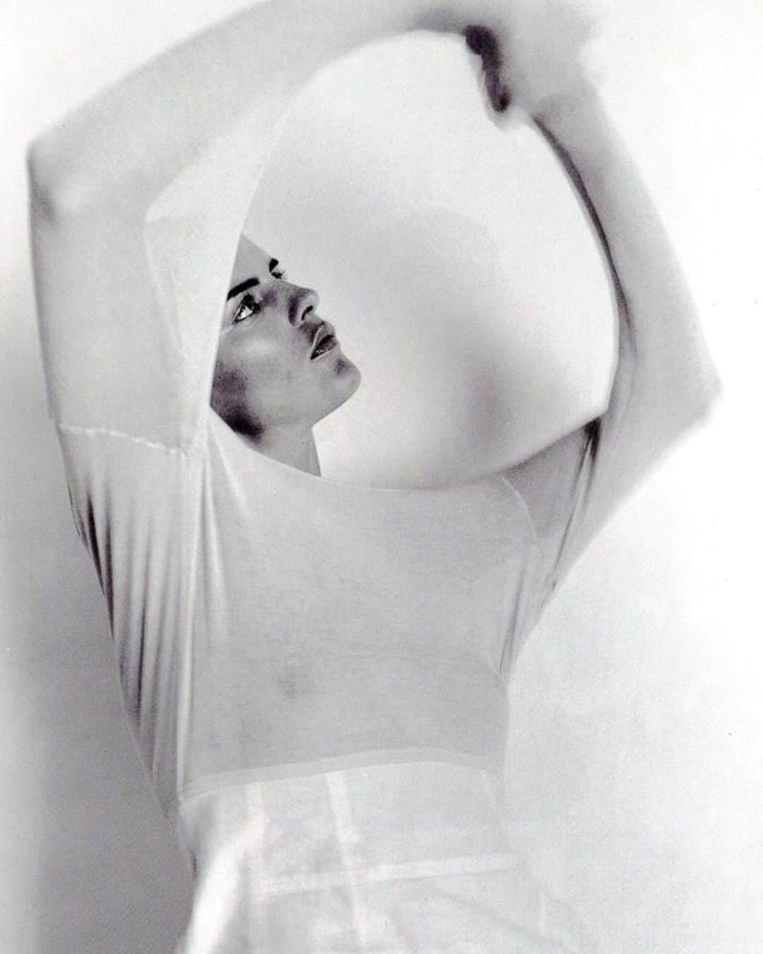 エルエヌシーシーのインスタグラム：「With her pixie haircut and statuesque frame, Stella was one of the original 90s supermodels, establishing herself as a muse and favourite to designers across the decades since including Alexander McQueen, Karl Lagerfeld, Nicolas Ghesquière, Riccardo Tisci and Victoria Beckham. An inspiration then, now and forever. As news of Stella’s sudden passing at the age of 50 continue to send shockwaves through the fashion world, LN-CC’s thoughts are with Stella’s friends and family at this time.  Stella Tennant photographed by Mark Borthwick for Vogue Italia 1997.」