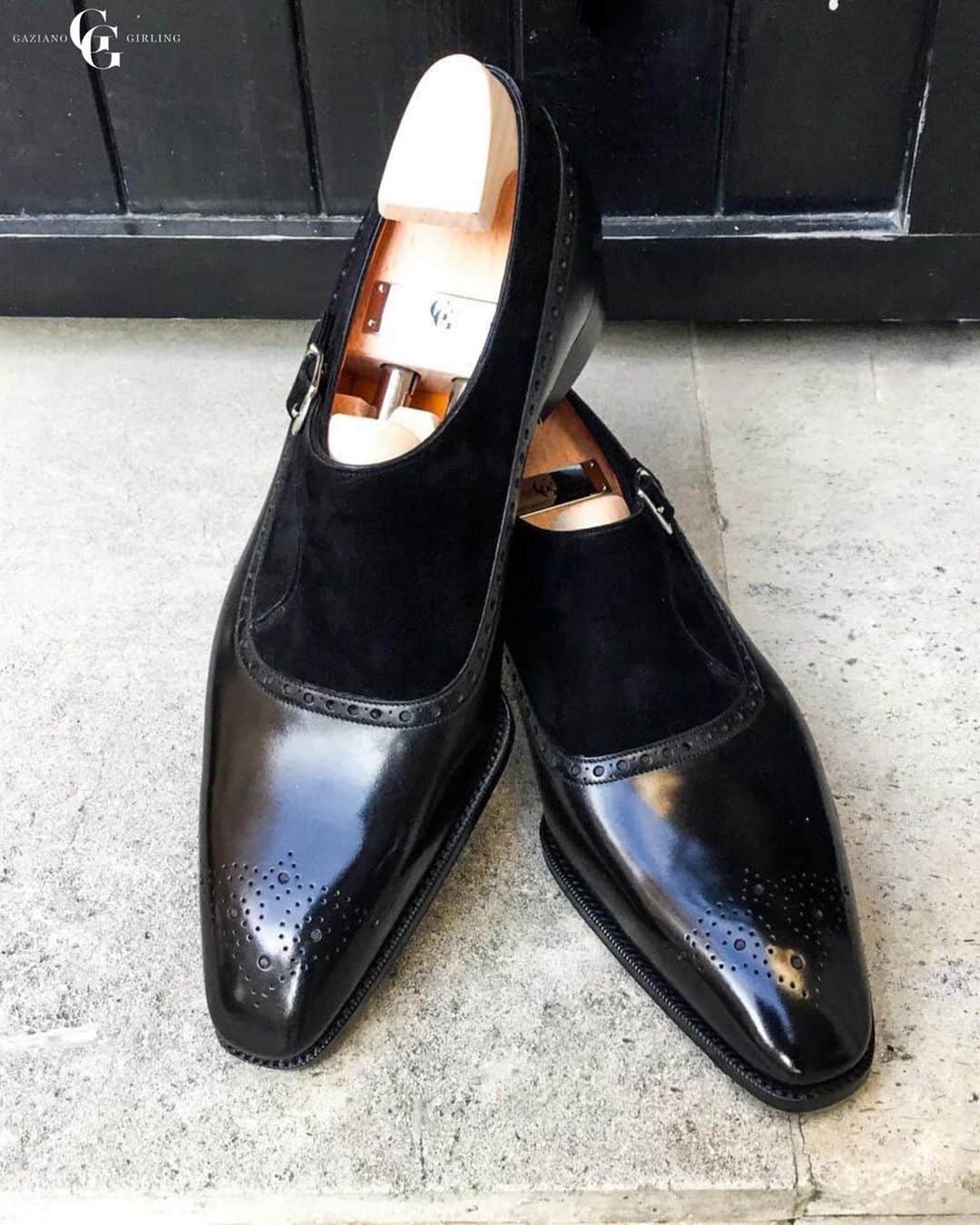 ガジアーノ&ガーリングのインスタグラム：「The Collcut in black calf and black suede. Seen here on our sharp Deco square last. #ggcollcut」