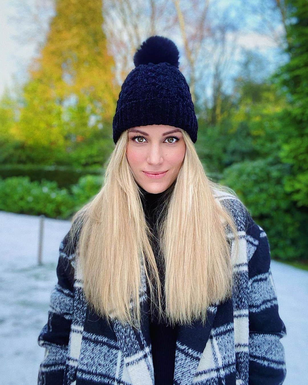 エドゥルネのインスタグラム：「Baby it’s cold outside...❄️☃️」