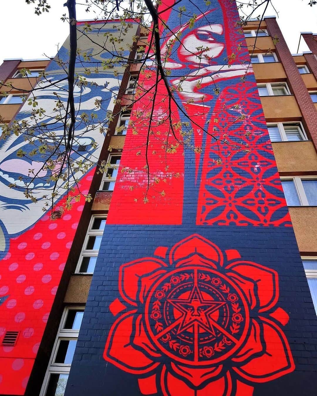 Shepard Faireyさんのインスタグラム写真 - (Shepard FaireyInstagram)「Captured in Berlin by @stephenpicturesberlin. Shoutout to @dface_official whose mural is on the left! -Shepard」12月30日 3時12分 - obeygiant